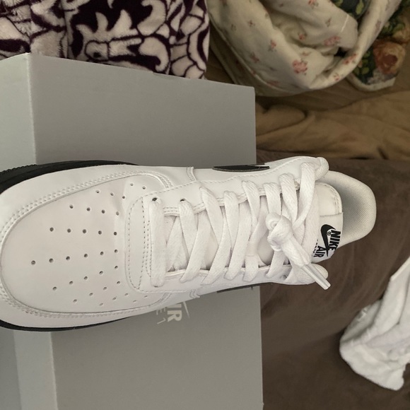 Air Force 1 Black Sole - Picture 3 of 3